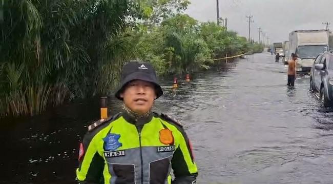 Banjir di Km 83 Jalintim Pelalawan Belum Surut, Kendaraan Kecil Diimbau Tak Melintas