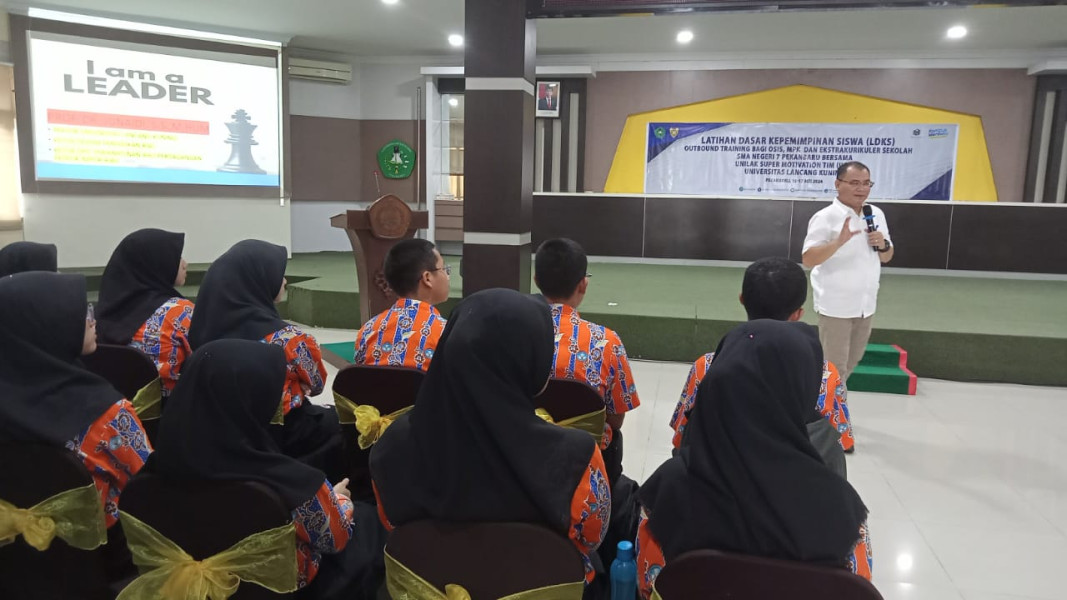 Dukung Indonesia Emas 2045, Unilak Beri Pelatihan Dasar Kepemimpinan Siswa SMA 7 Pekanbaru