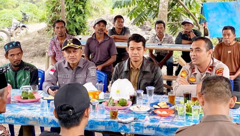 Bersama Manager ULP PLN Bengkalis, Wabup Kunjungi Desa Eks Transmigrasi di Siak Kecil