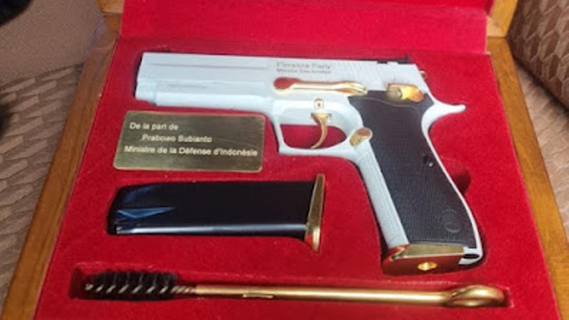 Bukan Keris, Ini Alasan Prabowo Beri Pistol Berkelir Emas ke Menteri Prancis