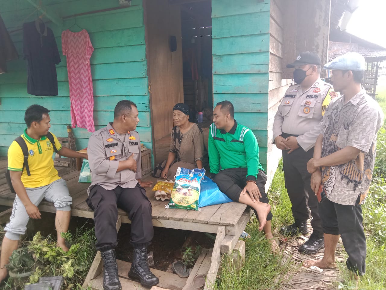 Jumat Barokah, Warga Desa Alahair Timur Ini dapat Uluran Bantuan dari Polsek Tebingtinggi