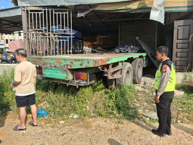 Diduga Rem Blong, Truk Balak Hantam Bangunan Toko dan Kendaraan di Rokan Hilir