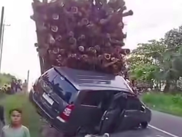 Tak Kuat Nanjak, Truk Balak Himpit Mobil hingga Ringsek di Jalan Lintas Timur Inhu