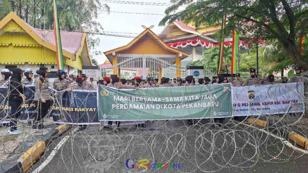 Massa Aksi Geruduk Kantor DPRD Riau, Polwan Bentangkan Spanduk Ajak Demo Damai