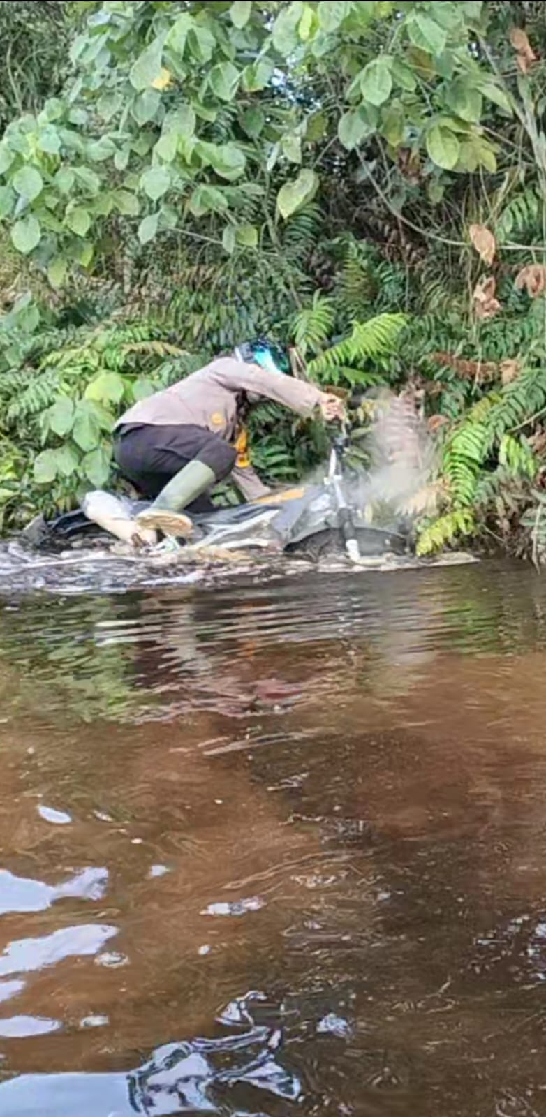 Terjungkal Terobos Banjir, Kapolsek Bukit Batu Sampaikan Pesan Pemilu ke Warga