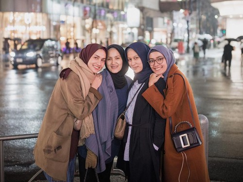 Ibu Rumah Tangga Raup Rp 2,7 M dalam 5 Menit dari Jual Hijab