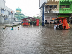 Ironis, Dekat Sungai Siak Jalan Sudirman Pekanbaru Digenangi Air, Drainae Tersumbat?