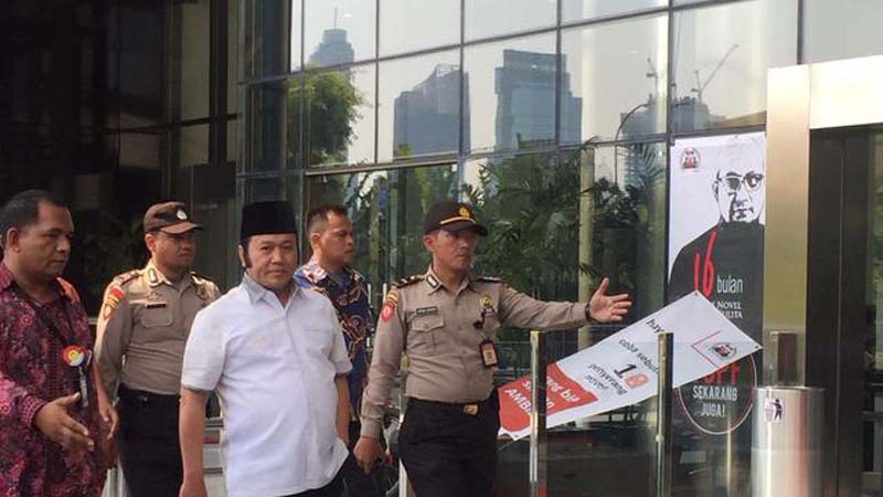 Tiba di KPK, Bupati Lampung Selatan yang Kena OTT Tersenyum