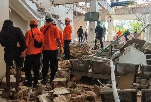 Gempa NTT Telan 51 Nyawa, Tim SAR Berpacu Dengan Reruntuhan