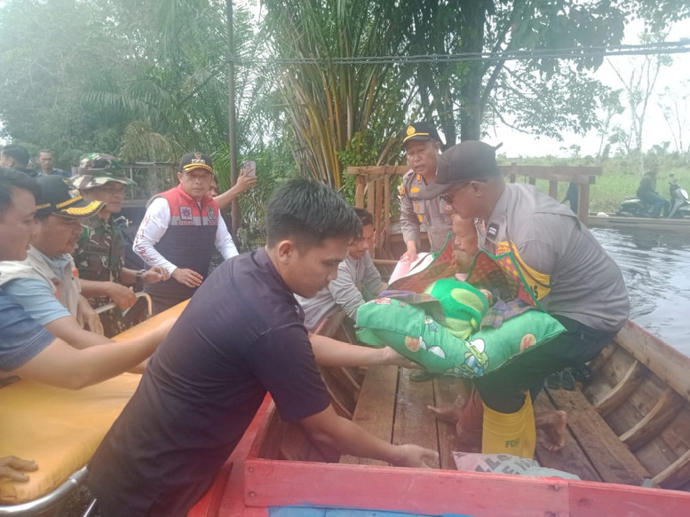 Kapolsek, Camat dan Danramil Ikut Evakuasi Jenazah Lewati Banjir