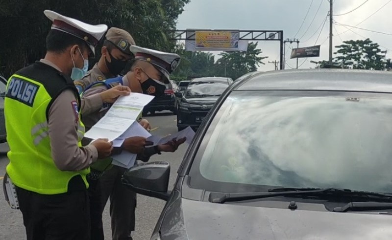 Seluruh Kendaraan Dihentikan di Posko Penyekatan Mudik Tenayan Raya