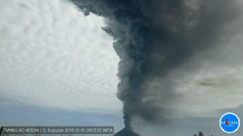 Gunung Soputan di Sulawesi Utara Erupsi