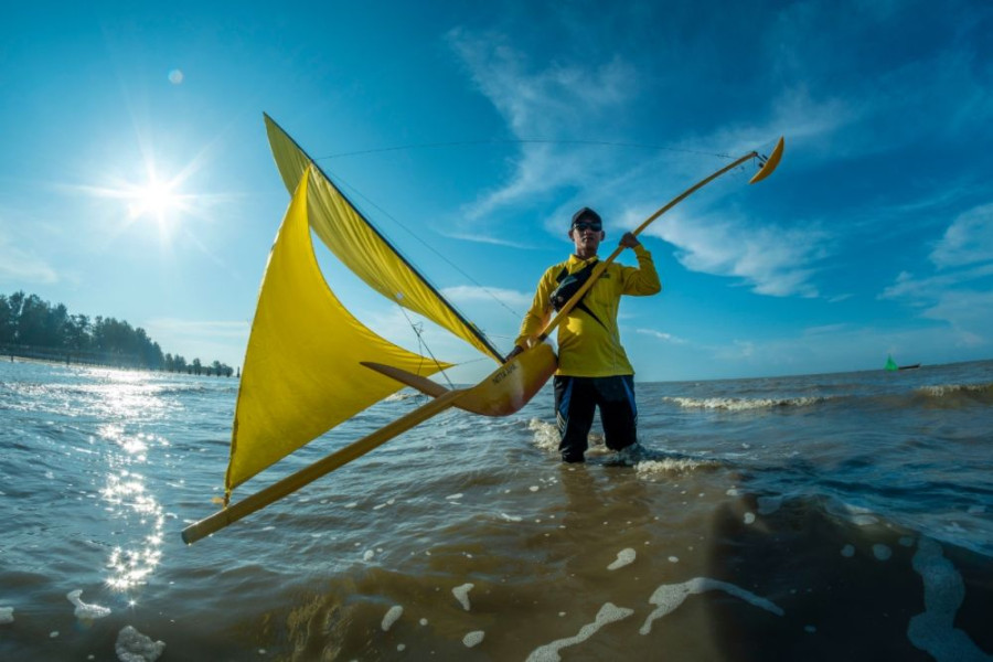 Keren! Puluhan Miniatur Perahu Warna-warni Berlayar di Pantai Lapin Bengkalis