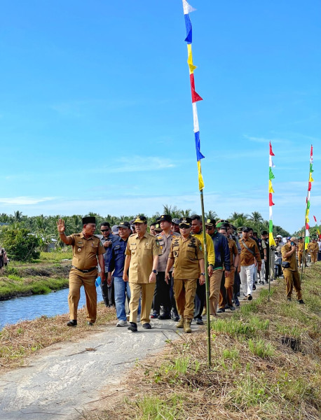 Gubernur Syamsuar dan Plt. Bupati Asmar Panen Raya di Rangsang Pesisir