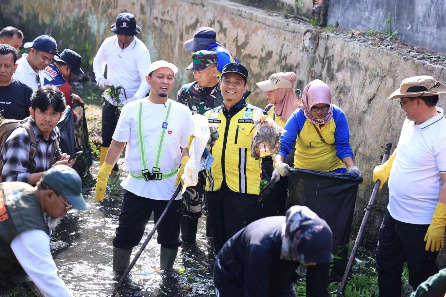 Jalankan Arahan Presiden, Wako Pekanbaru Boyong Jajaran Bersihkan Drainase