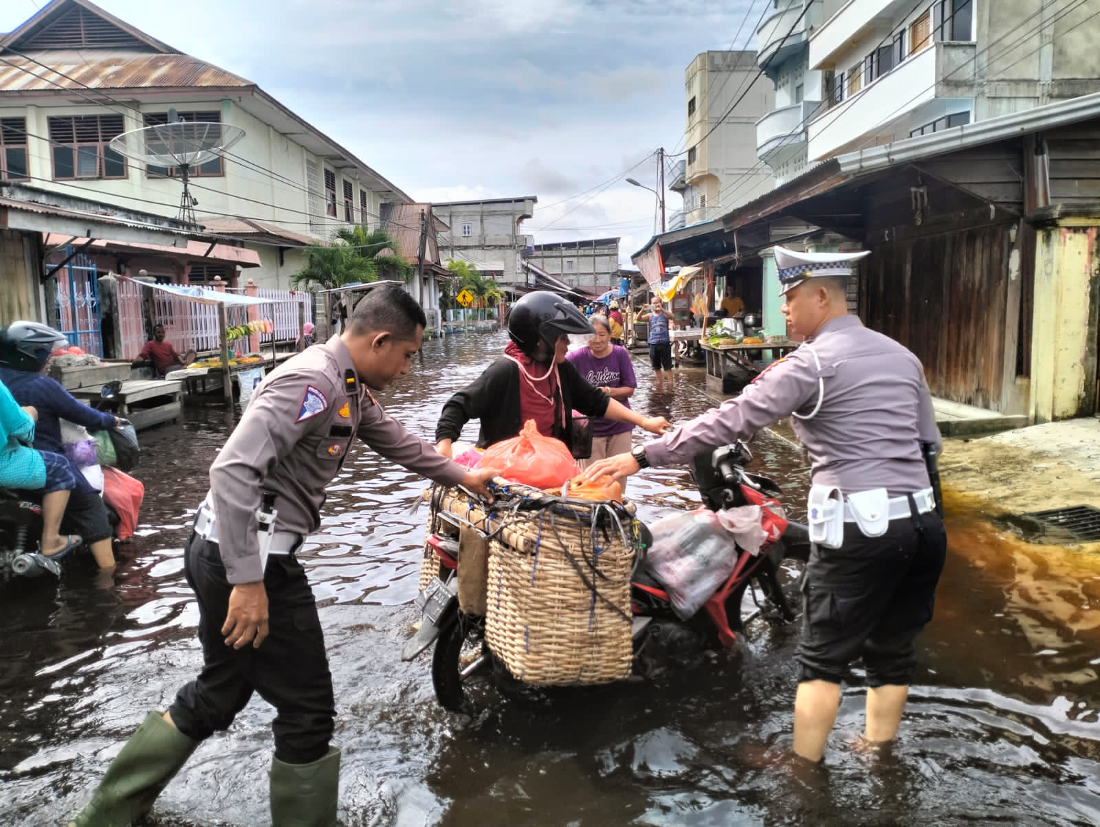 Wujud Polisi Peduli Keselamatan, Personel Satlantas Bantu Warga Lewati Jalan Terendam Banjir