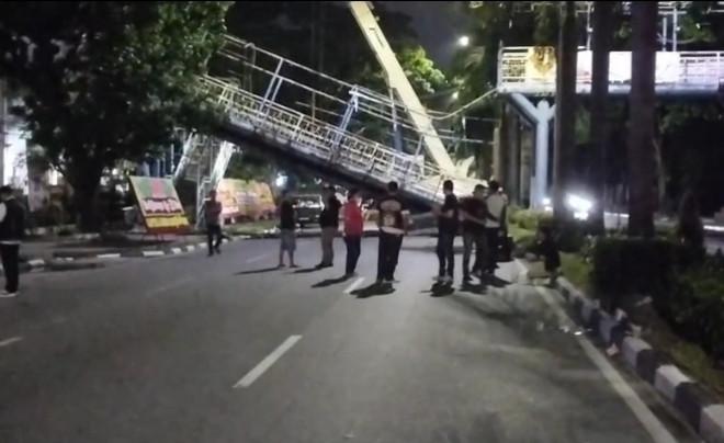 Pemko Pekanbaru Bongkar JPO di Jalan Sudirman