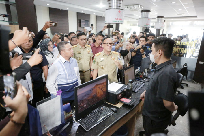 Gubri dan Wamenaker Sidak Kantor Sanel Tour dan Travel Pekanbaru, Ini Hasilnya