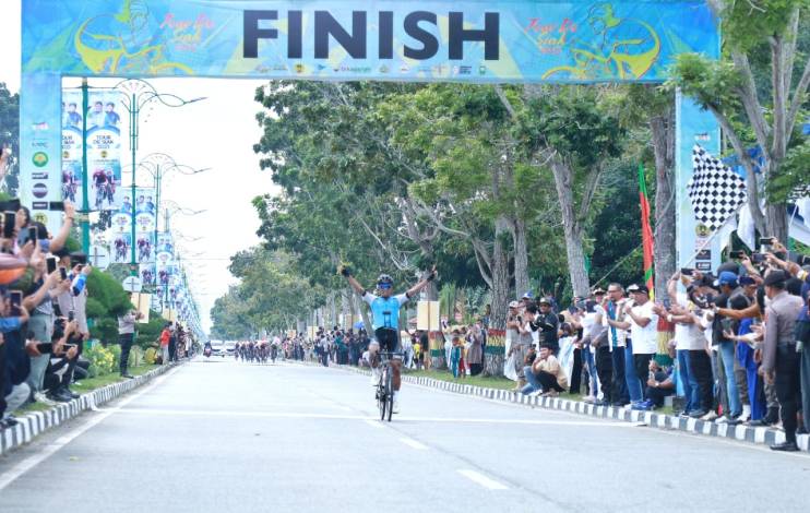 Pebalap Nusantara Cycling Team Finish Pertama di Tour de Siak Etape II