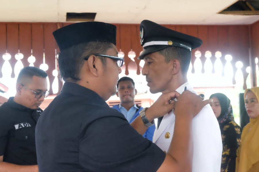 Plt. Bupati Diwakili Plt. Camat Rangsang Pesisir Syafrizal Ahmadi Lantik Pj Kades Bungur