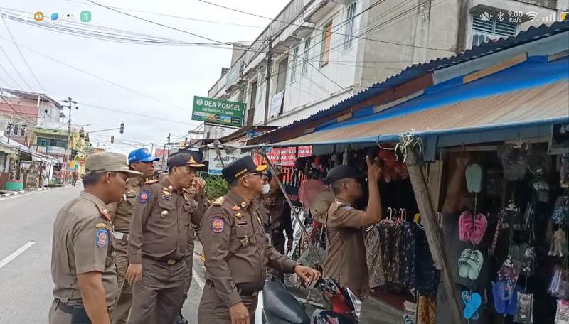 Satpol PP Siak Tertibkan PKL Berjualan di atas Trotoar Sepanjang Jalan Dr. Sutomo