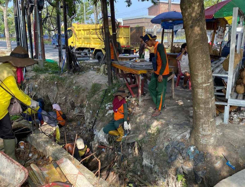 Drainase Dipenuhi Sampah Durian, Pemko Pekanbaru Beri Peringatan Pedagang di Arifin Ahmad