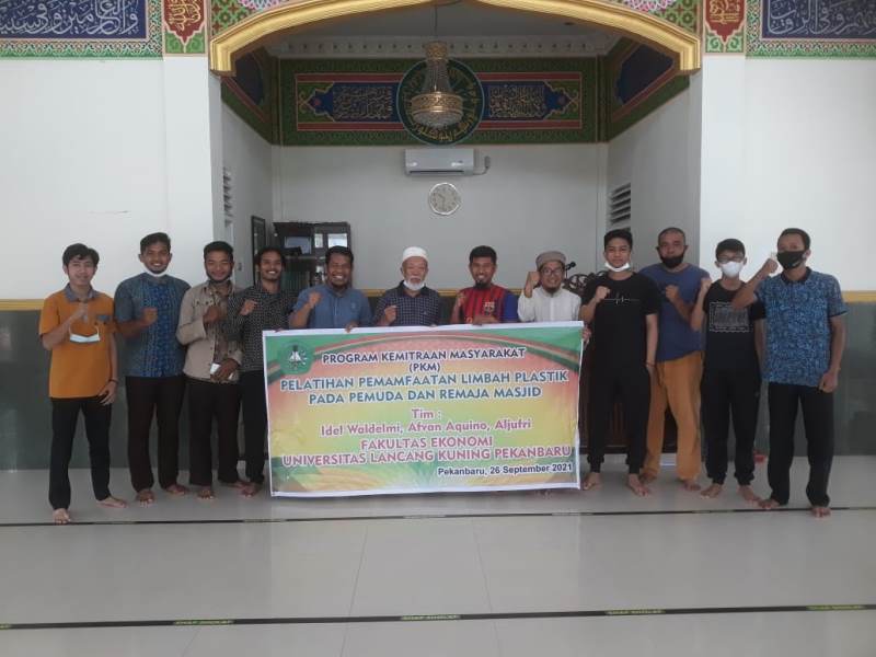 Dosen Unilak  Latih Pemanfaaran Limbah Plastik  pada Pemuda dan Remaja Masjid