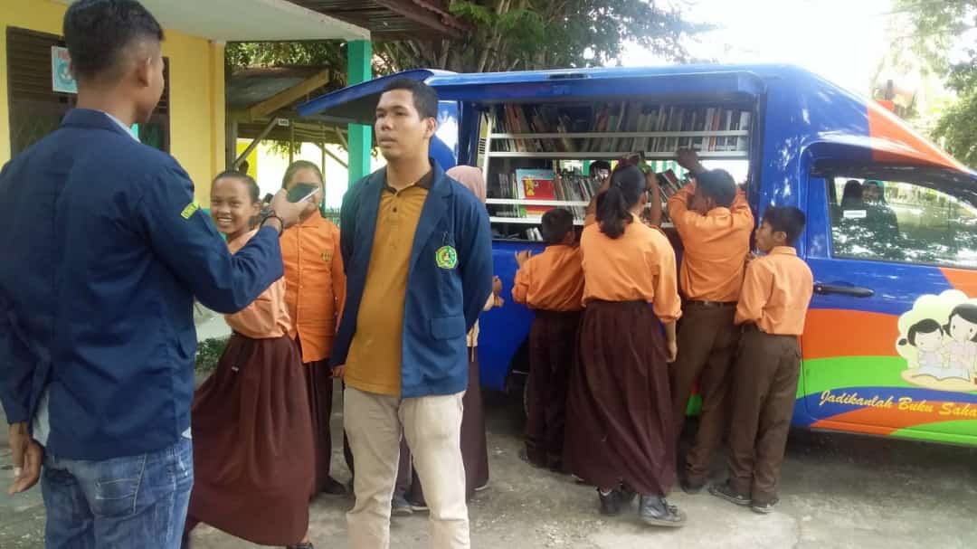 Bersama Dinas Perpustakaan, Mahasiswa KKN STAIN Bengkalis Kunjungi SMP 8 Desa Kelemantan
