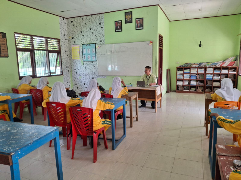 Dosen FH Unilak Laksanakan Sosialisasi Tentang Etika Bermedia Sosial di SMPN 2 Tambang