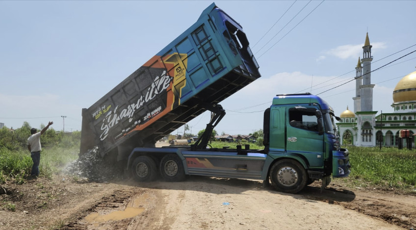 Arahan Gubri, Kerusakan Jalan Lintas Darussalam Rohil Mulai Diperbaiki UPT II PUPR Riau