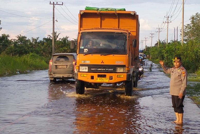 Gerak Cepat, Polisi Atur Lalu-lintas di Lokasi Banjir Lintas Timur