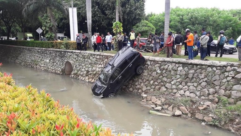 Sopir Ngantuk, Mobil Nyemplung ke Kali Harapan Indah Bekasi