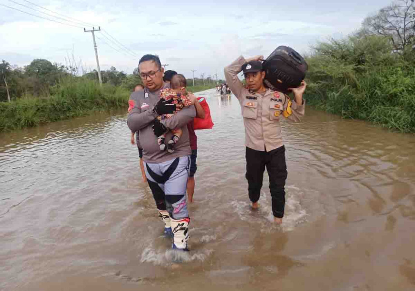Bhabinkamtibmas Langgam Pelalawan 'Selamatkan' Ibu dan Bayi di Tengah Banjir