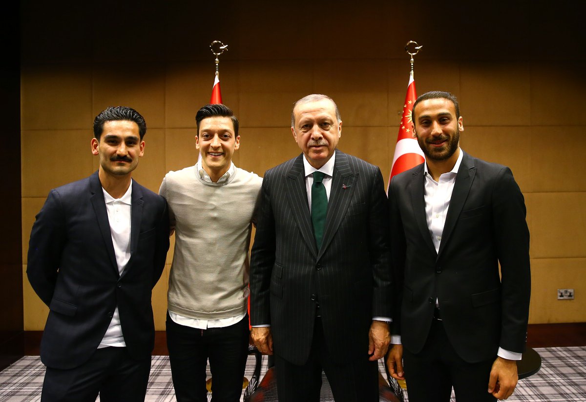 DFB Mengecam Pertemuan Mesut Oezil dan Ilkay Guendogan dengan Presiden Turki, Recep Tayyip Erdogan