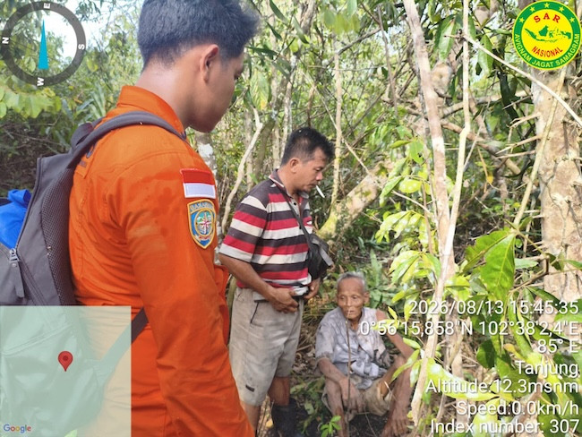 Hilang Sepekan, Lansia 80 Tahun Ditemukan Duduk di Hutan Lebat Meranti