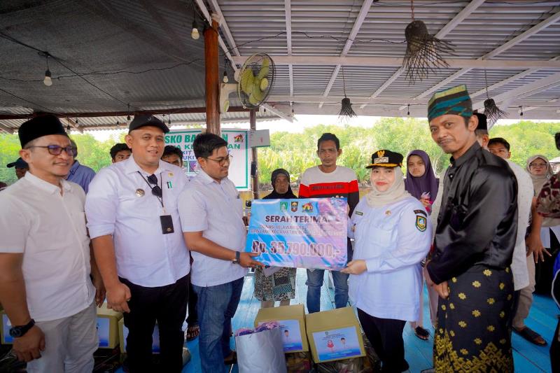 Bupati Kasmarni Tinjau dan Serahkan Bantuan kepada Korban Musibah Rumah Terbakar di Bukit Batu