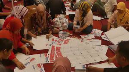 Hari ini, Beberapa Kabupaten dan Kota di Riau Sortir dan Lipat Surat Suara
