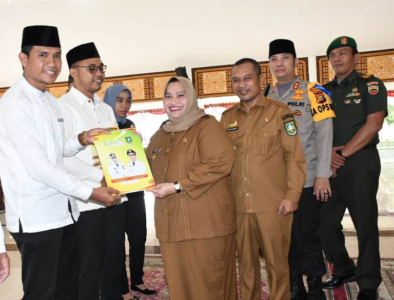 Bupati Kasmarni Serahkan SK kepada 134 Penyuluh Agama Islam di Lima Kecamatan