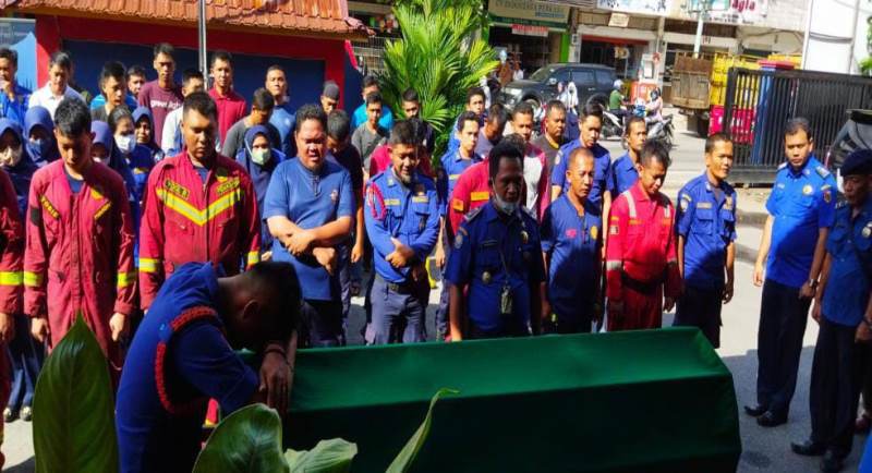 Pj Walikota Pekanbaru, Diwakili Plt Sekda, Indra Pomi, Berikan Sagu Hati Kepada Keluarga Korban