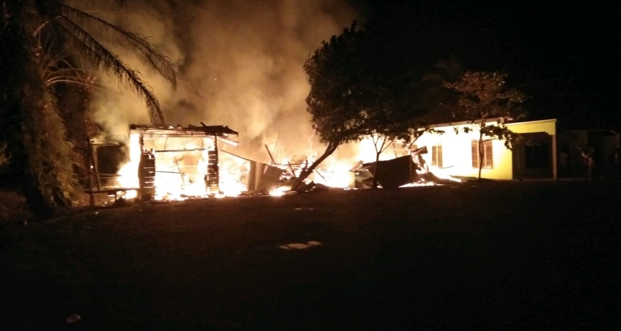 Kebakaran Bekas Rumah Makan Palanta Uni di Desa Puo Raya