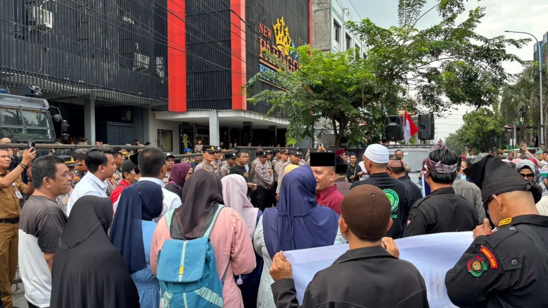 Desak Izin Dicabut, Ratusan Massa Geruduk New Paragon KTV Pekanbaru