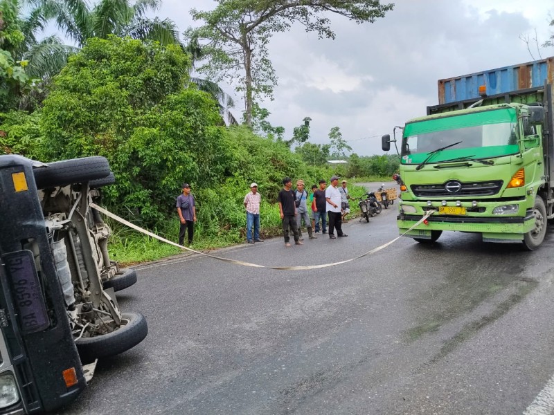 Pick Up Bermuatan Durian Tergelincir hingga Terbalik di Jalan Lintas Teluk Kuantan-Renga