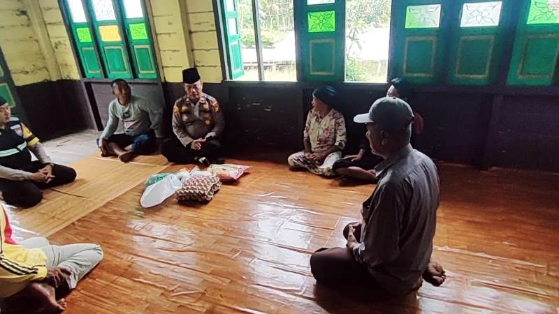 Siswi SD Penderita Penyakit Jantung di Desa Kedabu Rapat Dapat Bantuan dari Polsek Rangsang