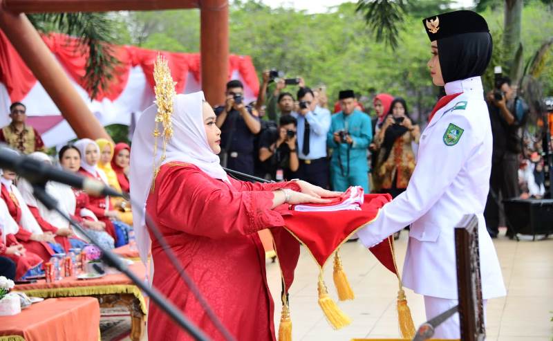 Detik-Detik Proklamasi Berlangsung Khidmat, Bupati dan Wakil Bupati Kenakan Pakaian Adat