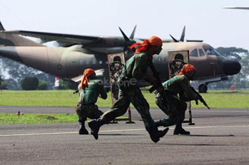 Heroik! Pasukan Elite TNI AU Baku Tembak di Bandara Aminggaru, 1 KKB Tewas