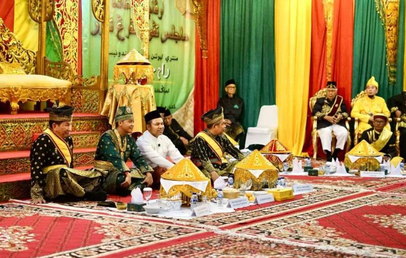 Bupati Bengkalis Hadiri Upacara Adat Tepuk Tepung Tawar Menteri Kehutanan