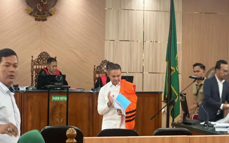 Apes Banget! Plt Kadis Riau Talangi Hotel dan Ngopi Gubernur di London