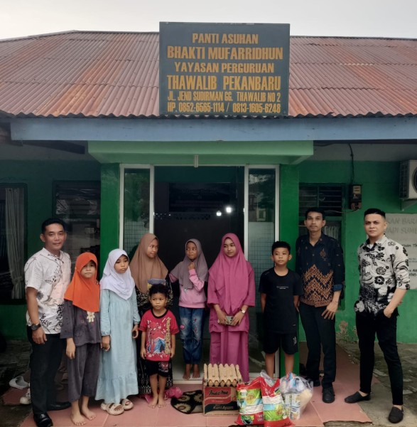 Kebahagian Jumat Berkah Management New Paragon dan Grand Dragon Salurkan Sembako