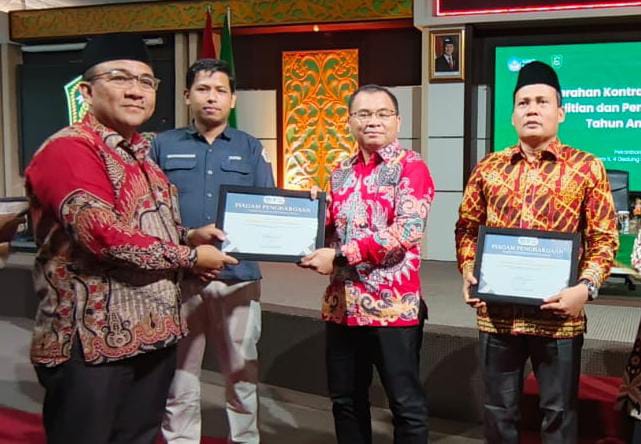 Unilak Raih Penghargaan Dari LLDIKTI 17, Rektor Prof Junaidi Apresiasi Dosen