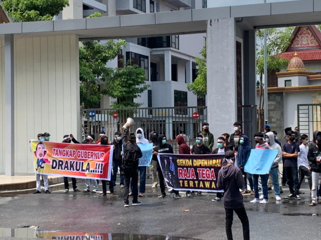 Mahasiswa Desak Jaksa Periksa Gubernur Riau